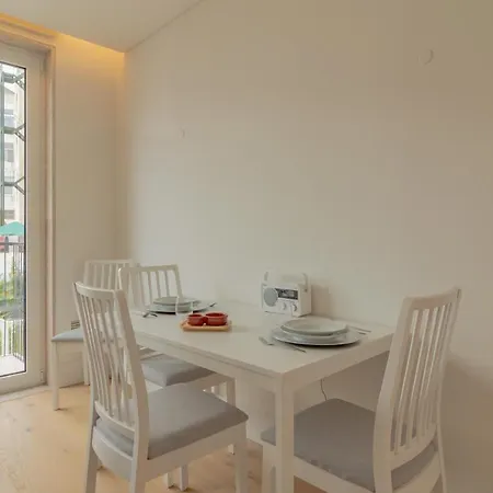 1 Bdr With Pool And Balcony By Lovelystay