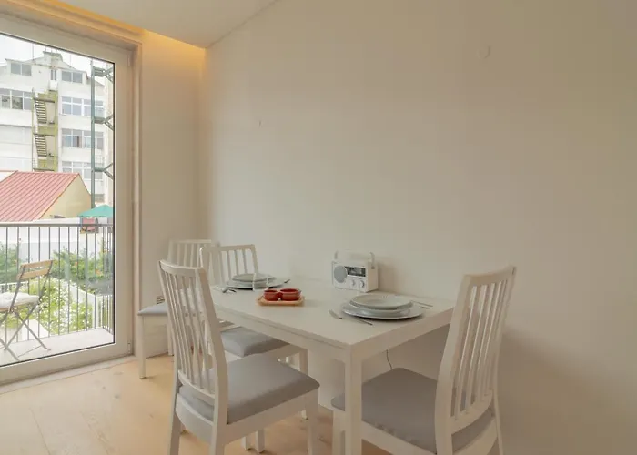 Bright 1 Bdr W/ Pool View By Lovelystay