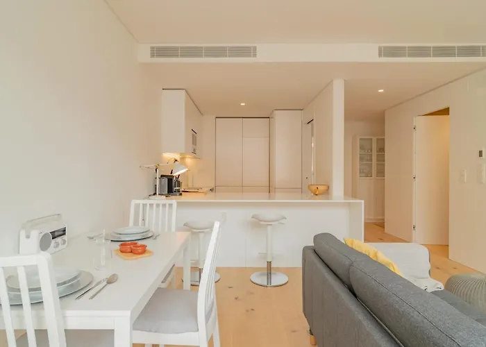 Bright 1 Bdr W/ Pool View By Lovelystay