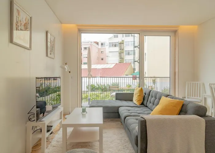 Bright 1 Bdr W/ Pool View By Lovelystay *