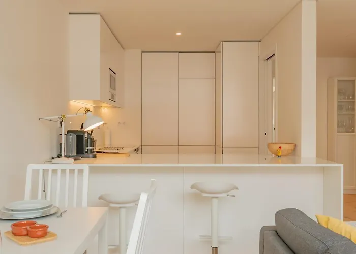 Bright 1 Bdr W/ Pool View By Lovelystay *
