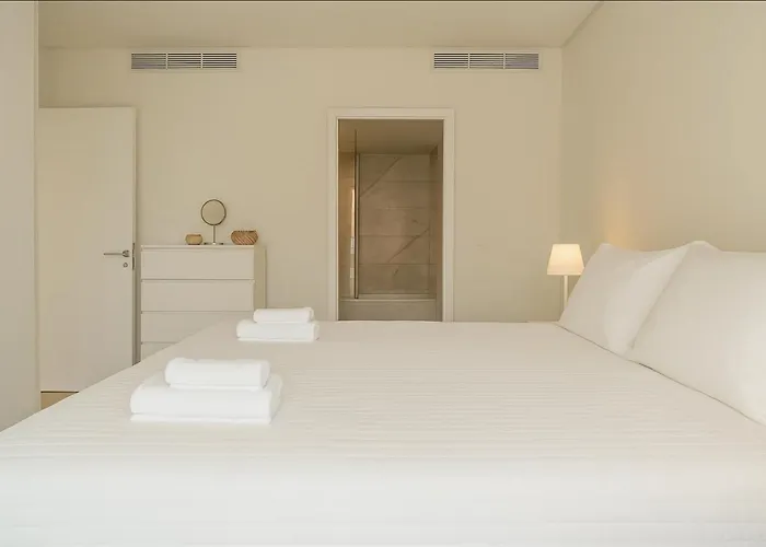 Bright 1 Bdr W/ Pool View By Lovelystay
