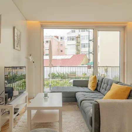 Bright 1 Bdr W/ Pool View By Lovelystay *