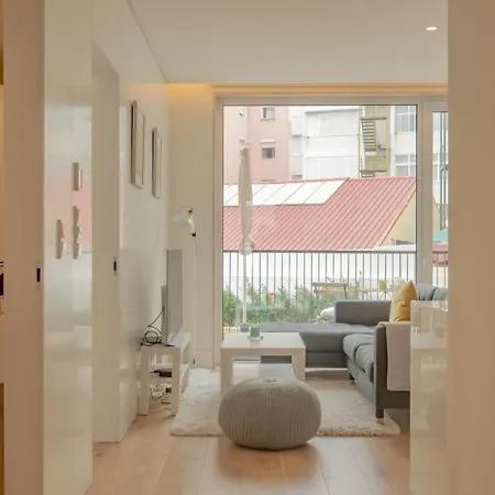 Apartment Bright 1 Bdr W/ Pool View By Lovelystay
